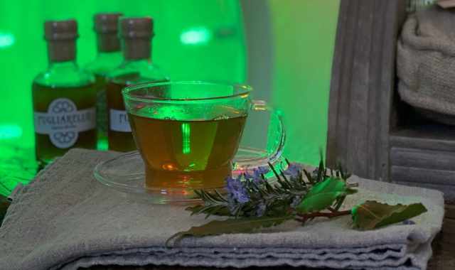 Coppia di baresi produce il "Pugliarello", un liquore fatto dalle foglie (scartate) dell'ulivo 